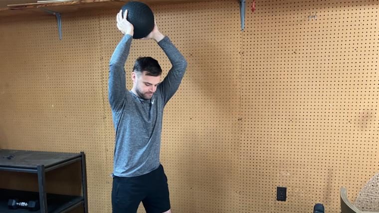 BarBend reviews writer Matt Cummings performing an overhead slam with the Yes4All Slam Ball.